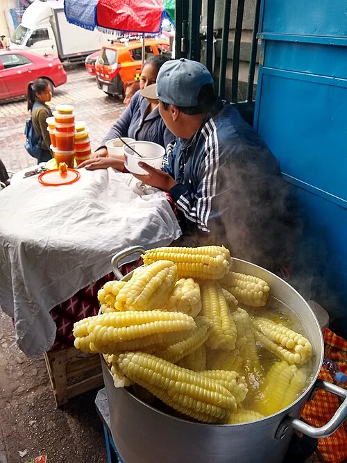 Cusco San Pedro pazarında pişmiş choclo, 2019; bölgesel yemek örneği, Machu Picchu Pueblo tezgâhı değildir