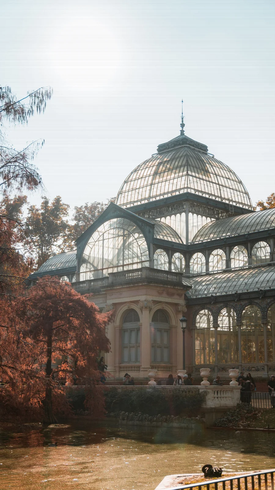 Madrid Retiro Parkı’nda Kristal Saray’ın ağaçlar arasındaki dış görünümü