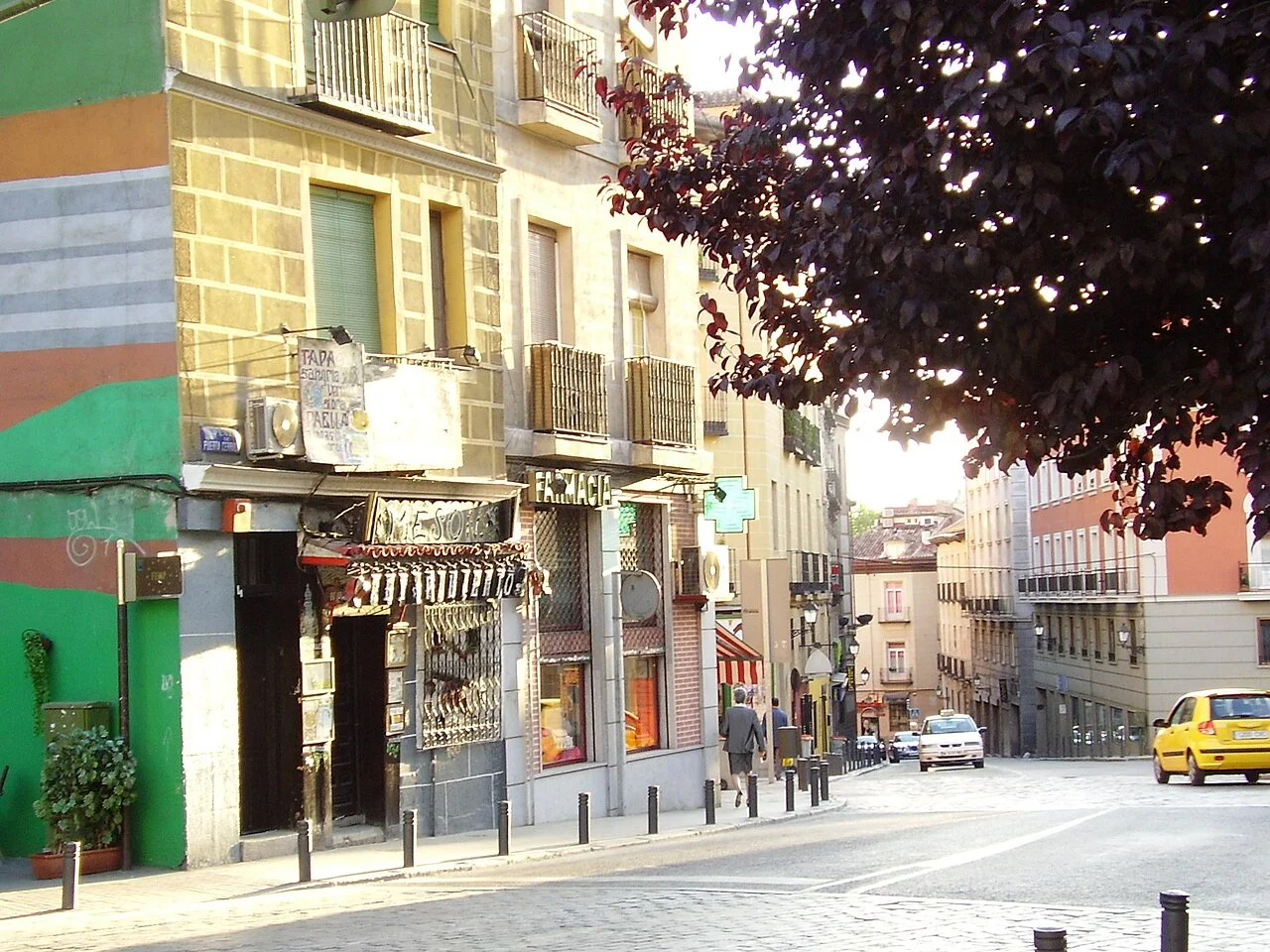 Madrid La Latina çevresinde Plaza de Puerta Cerrada; kaynak açıklamasına göre Mayıs 2005