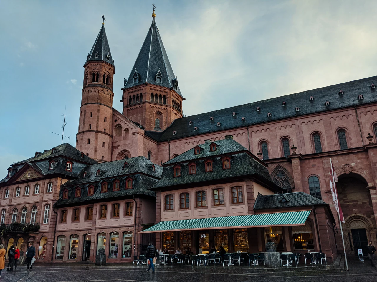 Mainz Dom ve önündeki meydanın görünümü
