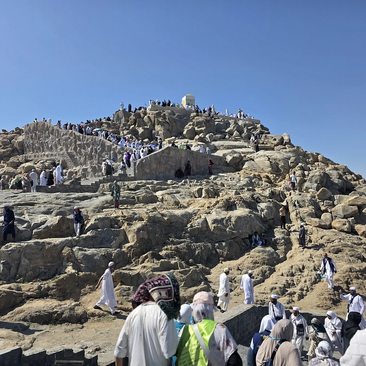 Arafat Cebel Rahme çevresi; Edibiz, 25 Ekim 2025. Kutsal yerler programından dönüş planının gerçek coğrafi bağlamı.