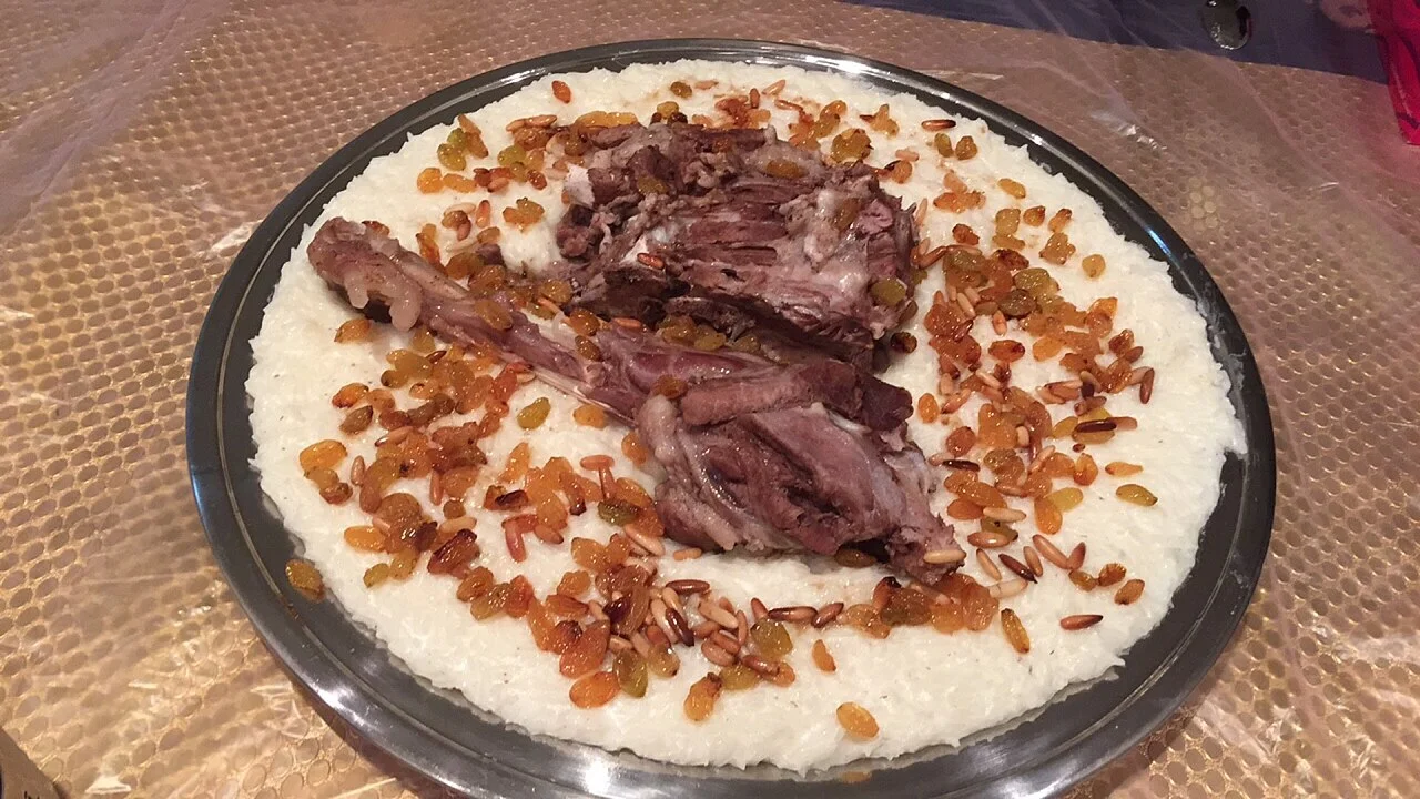 Hicaz saleeg tabağı örneği; Sayom, 14 Eylül 2016. Çekim konumu belirtilmemiştir; belirli Mekke restoranı değildir.