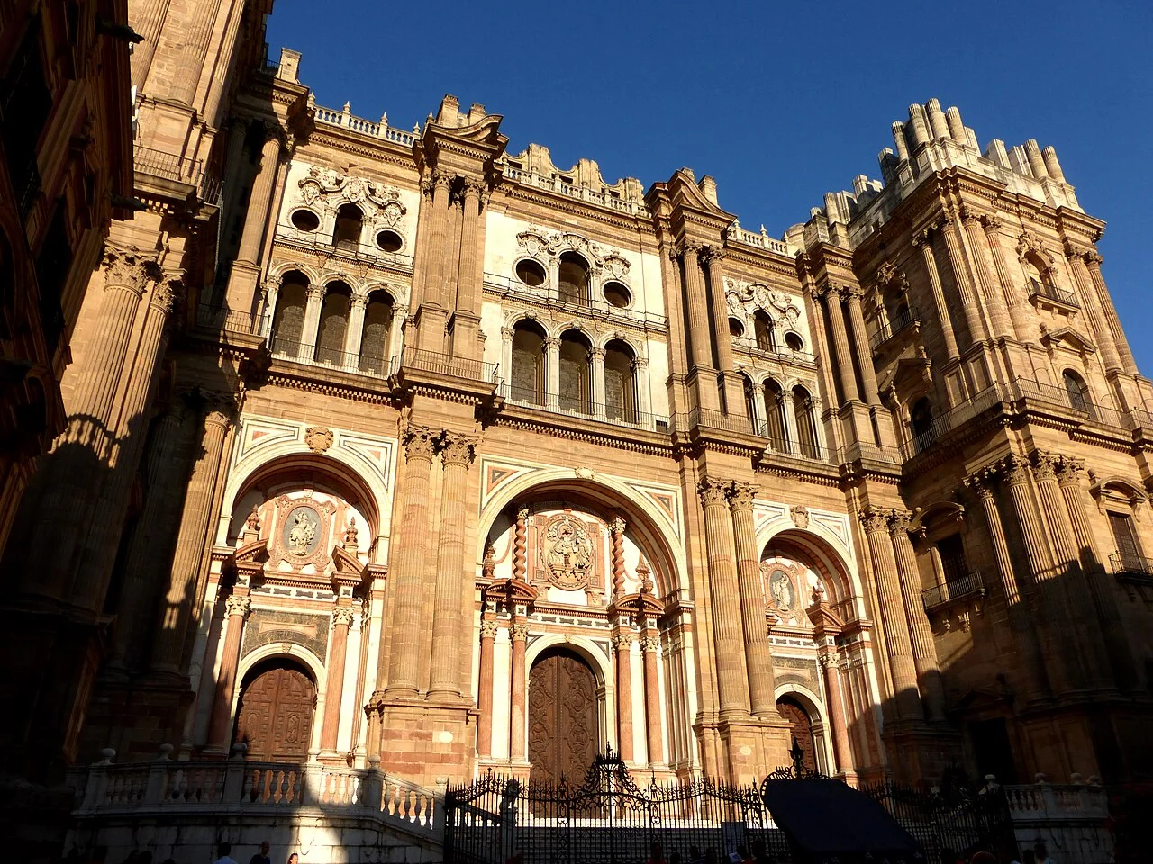 Málaga Katedrali ana cephesine dışarıdan bakış; Ağustos 2014 fotoğrafı.