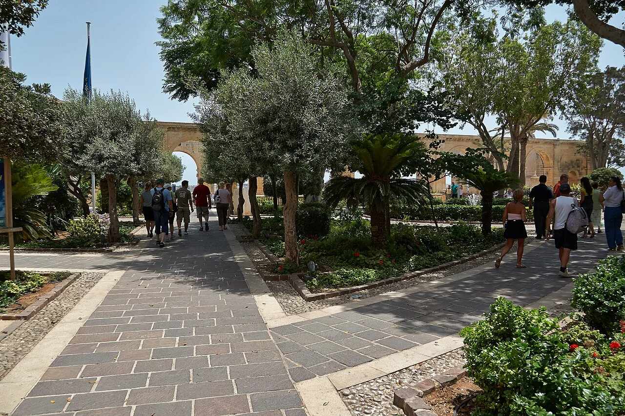Valletta Upper Barrakka bahçelerinde yürüyüş çevresi; C T Johansson, 2008-07-13.