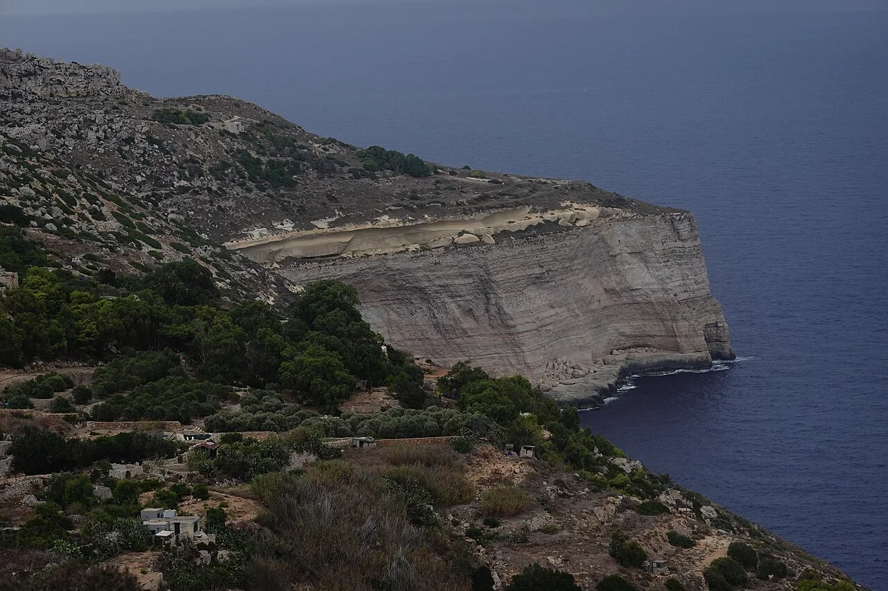 Malta Dingli kayalık kıyısının açık manzarası; yüzme plajı değildir; Edelmauswaldgeist, 2025-09-27.
