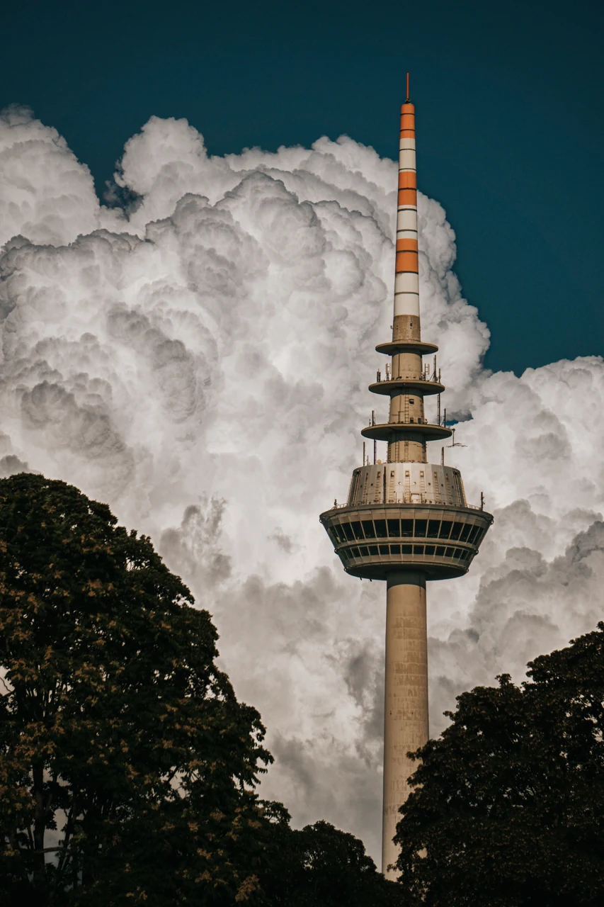 Bulutlar altında Mannheim Fernmeldeturm