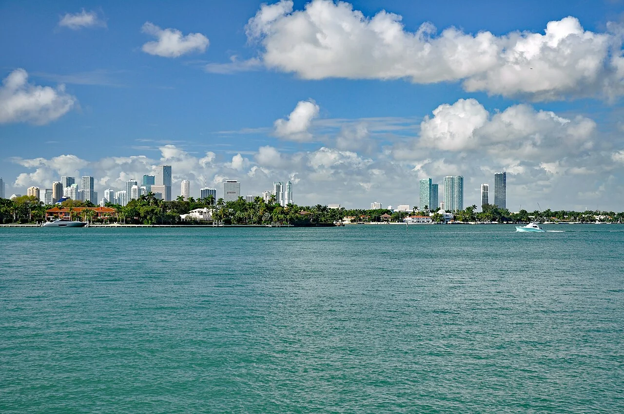 Biscayne Bay üzerinden Miami şehir silueti, 2011 arşiv fotoğrafı