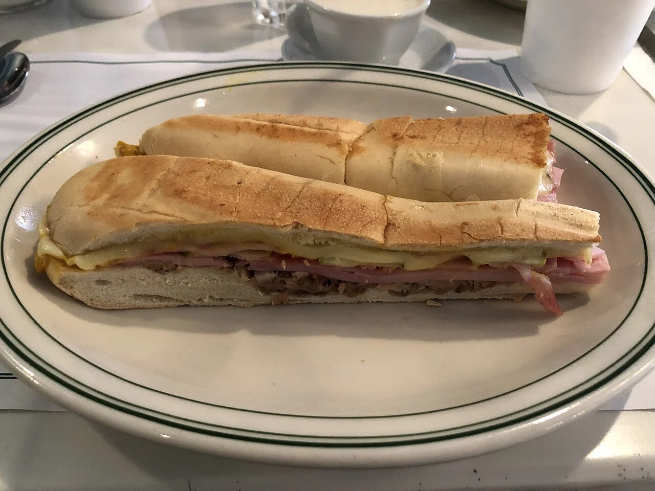 Miami Versailles restoranında Cuban sandwich tabağı, 2019