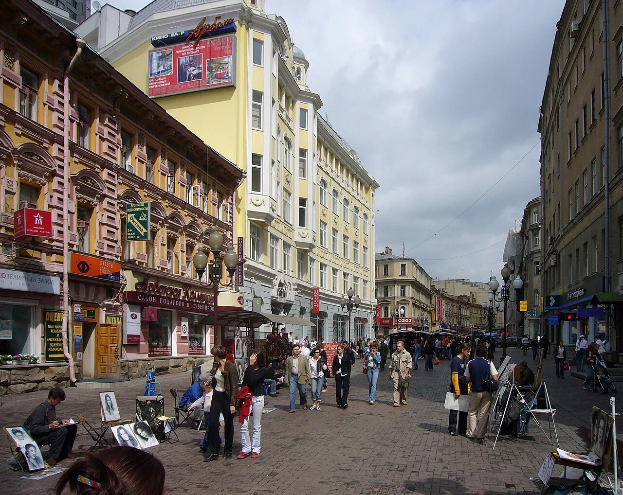 Moskova tarihî Arbat yaya sokağında yemek yürüyüşü çevresi; Leonid Dzhepko, 4 Ağustos 2006. Kaynakta dikey çizgiler düzeltilmiştir.