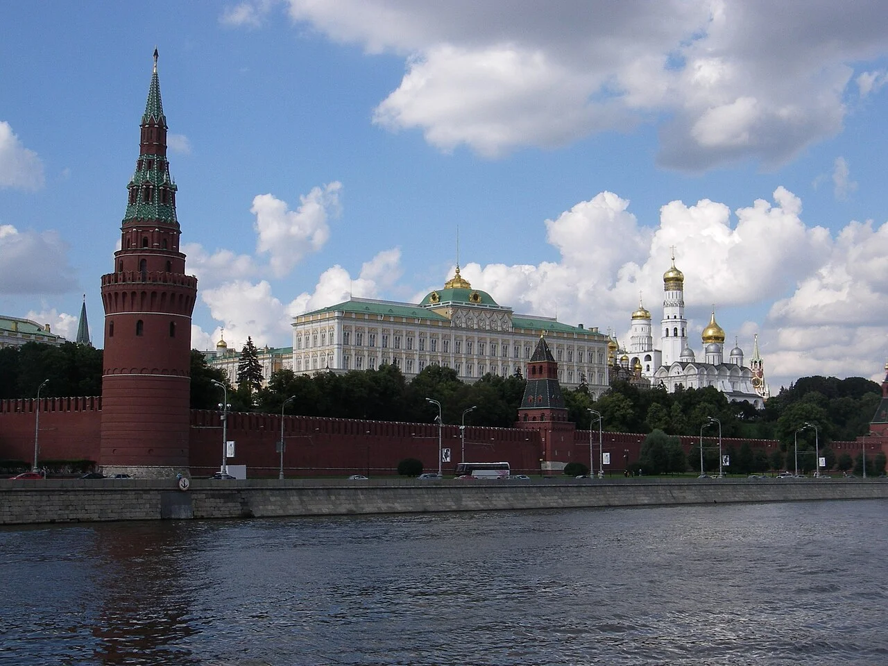 Moskova Nehri üzerinden Kremlin duvarı ve tarihî yapılar; Jean & Nathalie, 21 Temmuz 2008.