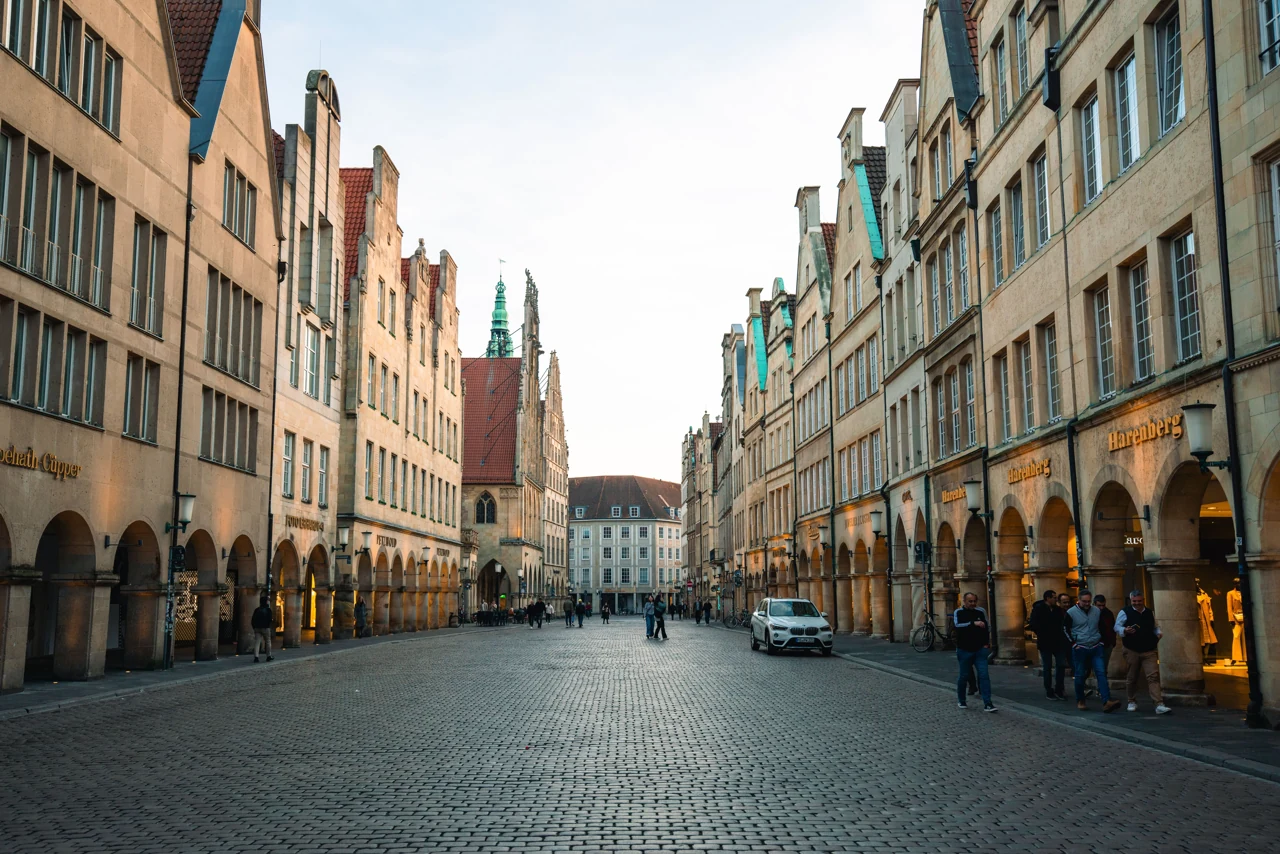 Münster’de Prinzipalmarkt cepheleri ve kemerli geçitler