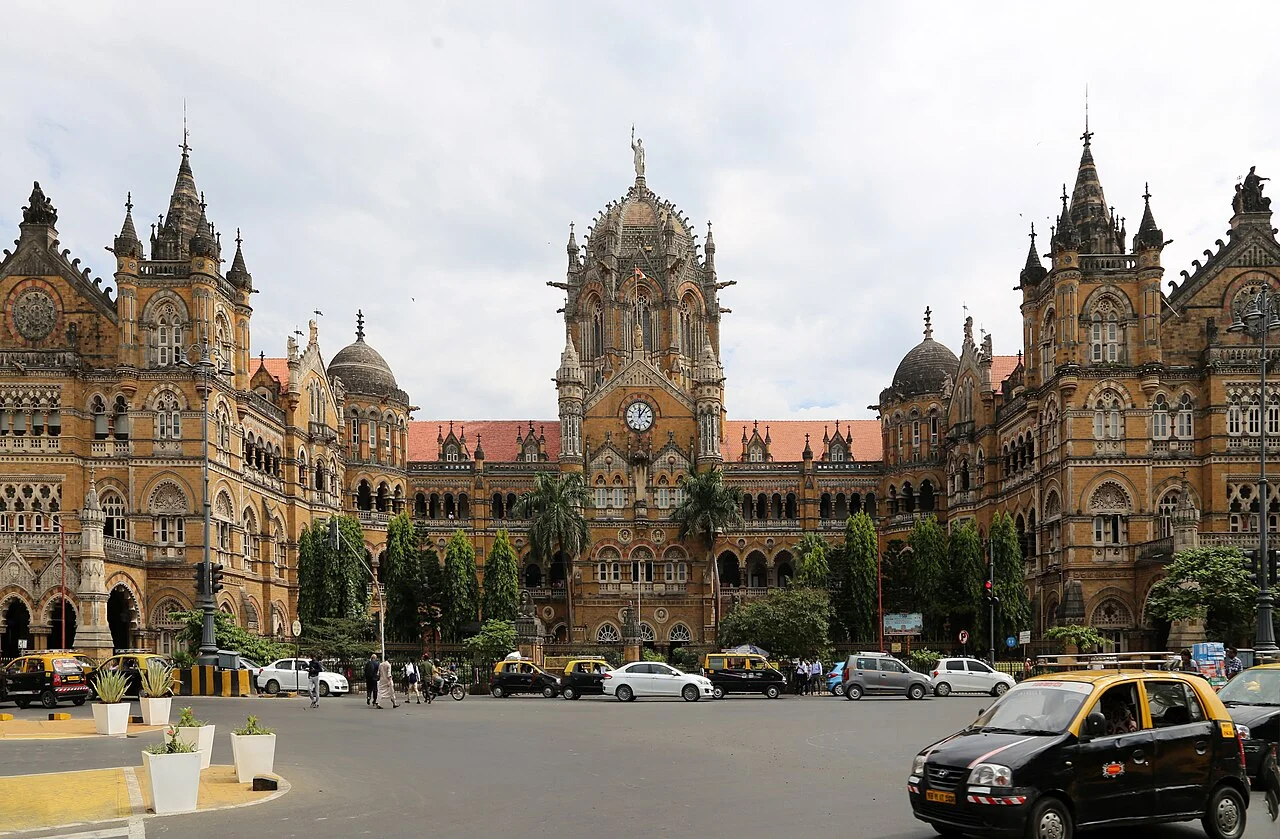 Mumbai tarihî Chhatrapati Shivaji Terminus dış cephesi; Sailko, 1 Kasım 2019. Güncel iç mekân ziyareti gösterilmez.