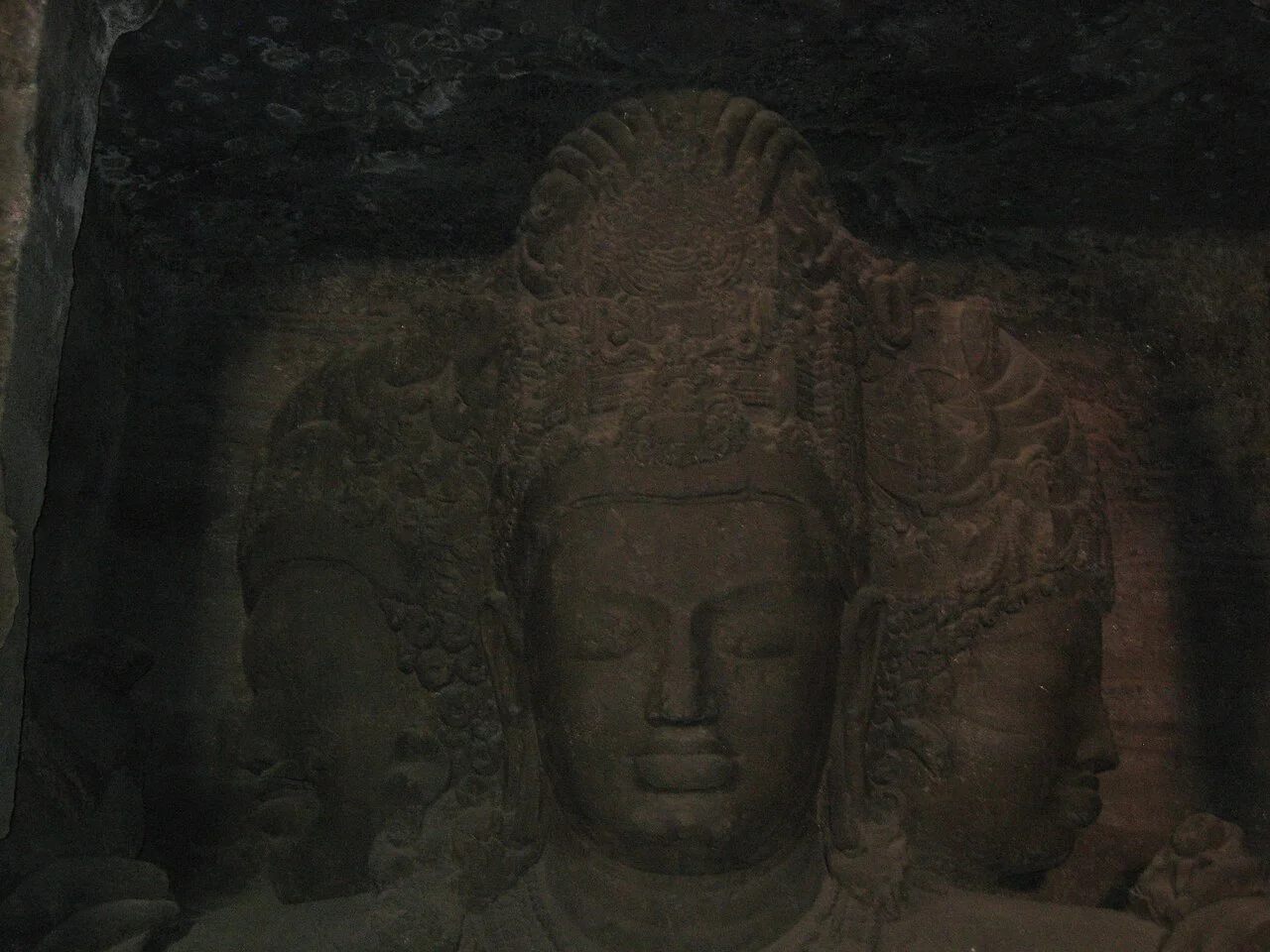 Elephanta Mağarası’ndaki tarihî Trimurti heykeli; Anuradha Shankar’ın 29 Ocak 2011 tarihli gerçek fotoğrafı.