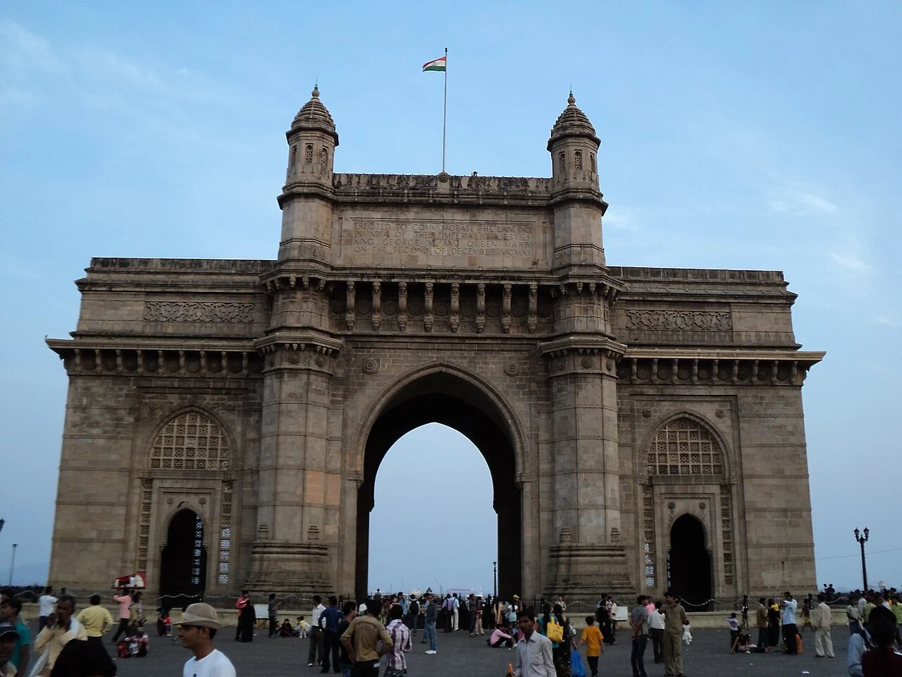 Gateway of India, Mumbai Apollo Bunder kıyısı; ShadesofIndia tarafından 7 Nisan 2011 tarihinde çekilmiş gerçek fotoğraf.