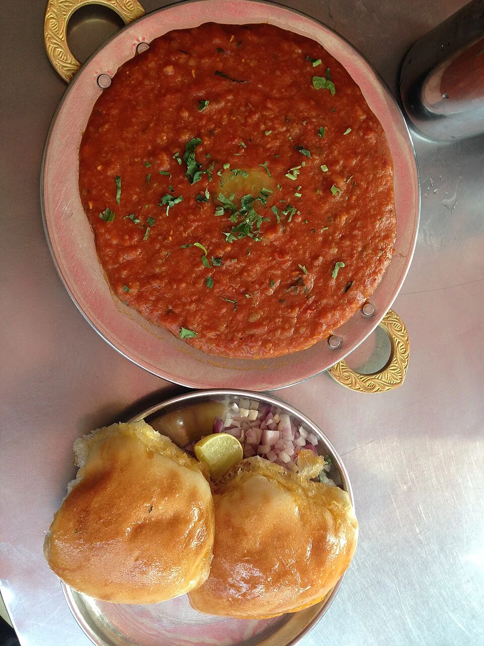 Matunga, Mumbai DP Fast Food’da pav bhaji; AlexandraShagzhina, 4 Kasım 2015. Tarihî servis örneği, güncel menü önerisi değildir.