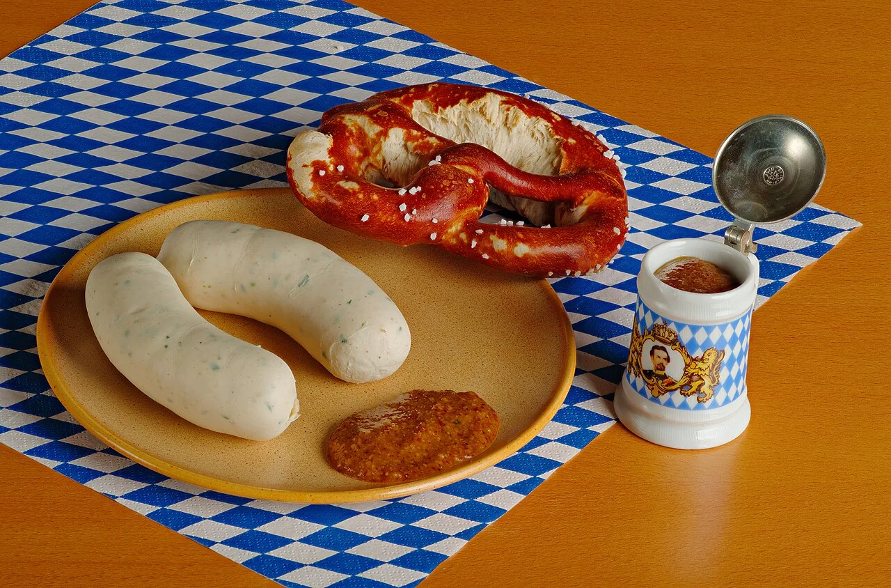 Weißwurst, Breze ve tatlı hardal, Mart 2026; Münih koordinatlı gerçek servis fotoğrafı