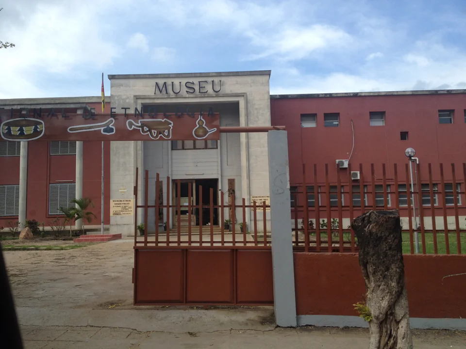 Nampula etnografya müzesinin MUSEU yazılı girişi, kırmızı cephesi ve önündeki metal çit