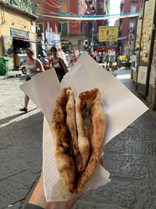 Napoli Piazza San Gaetano çevresinde katlanmış pizza, Temmuz 2023