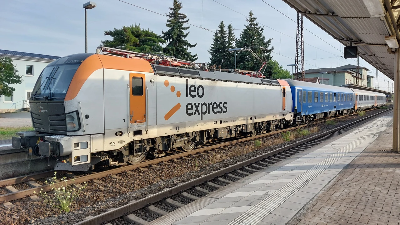 Naumburg istasyonundaki Leo Express treni