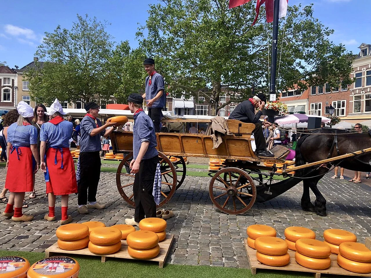 Gouda peynir pazarında peynir tekerlekleri ve tarihî ticaret gösterisi, 27 Haziran 2019; güncel pazar takvimi değildir.