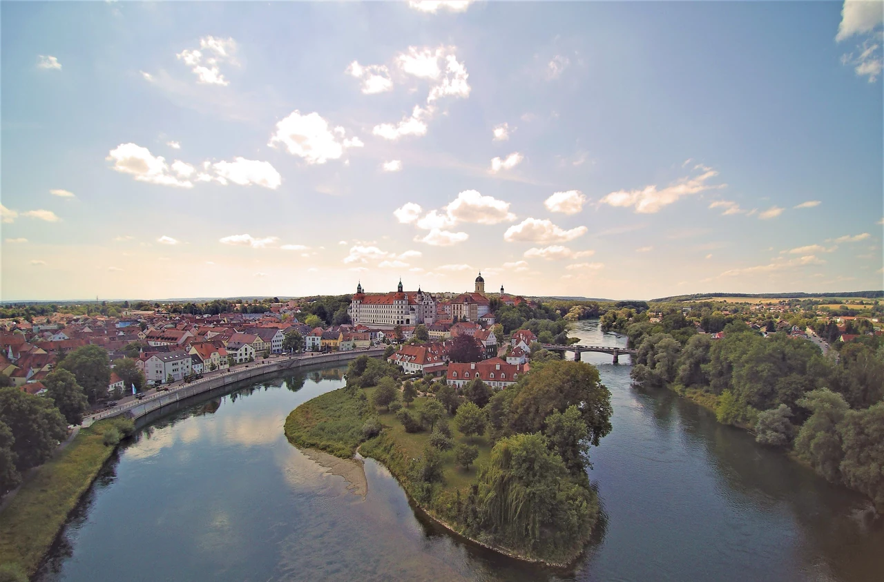 Neuburg an der Donau ve nehir kıvrımının havadan görünüşü