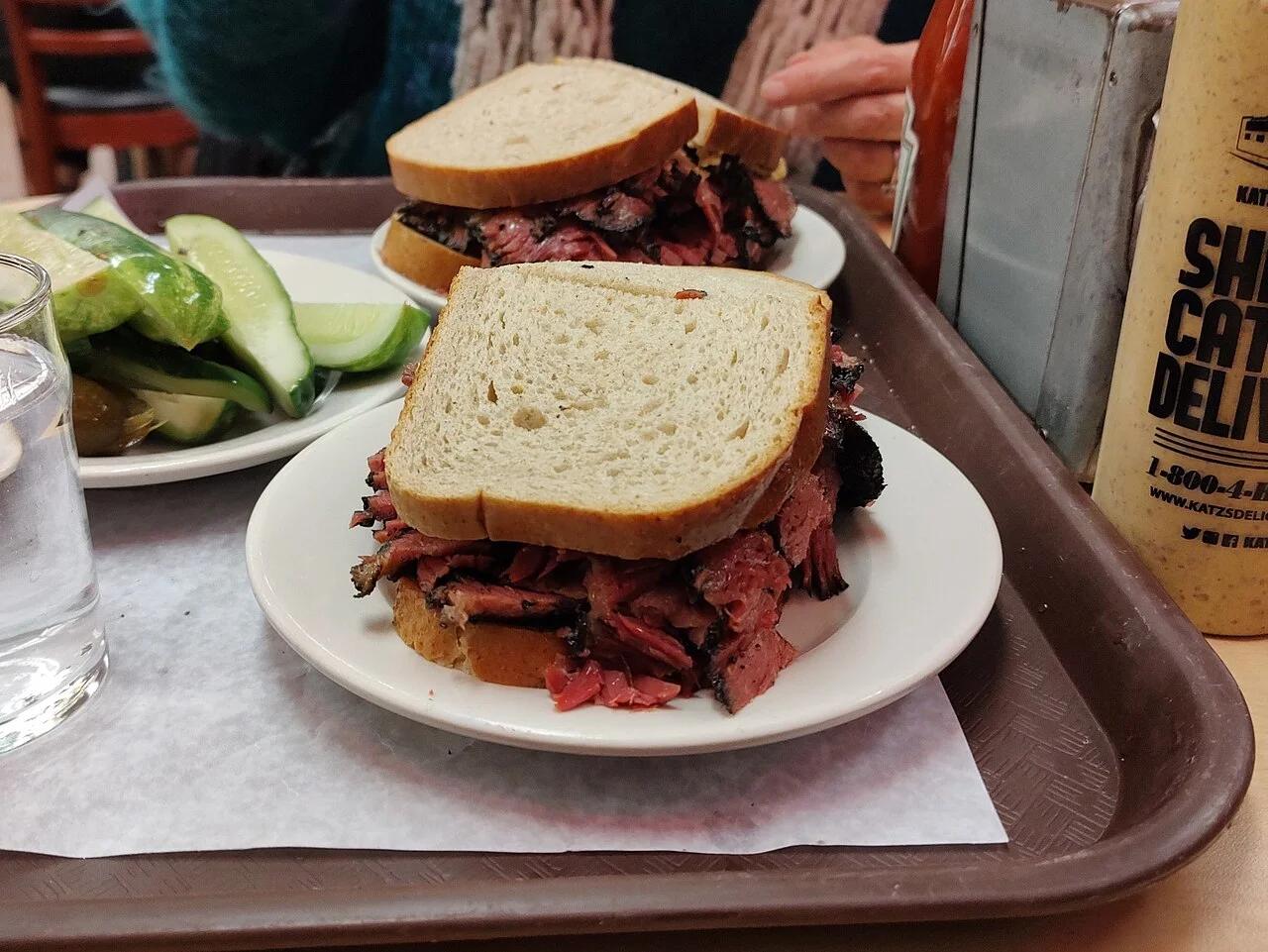 New York Katz’s Delicatessen’de pastrami sandviçleri ve turşular, 2022