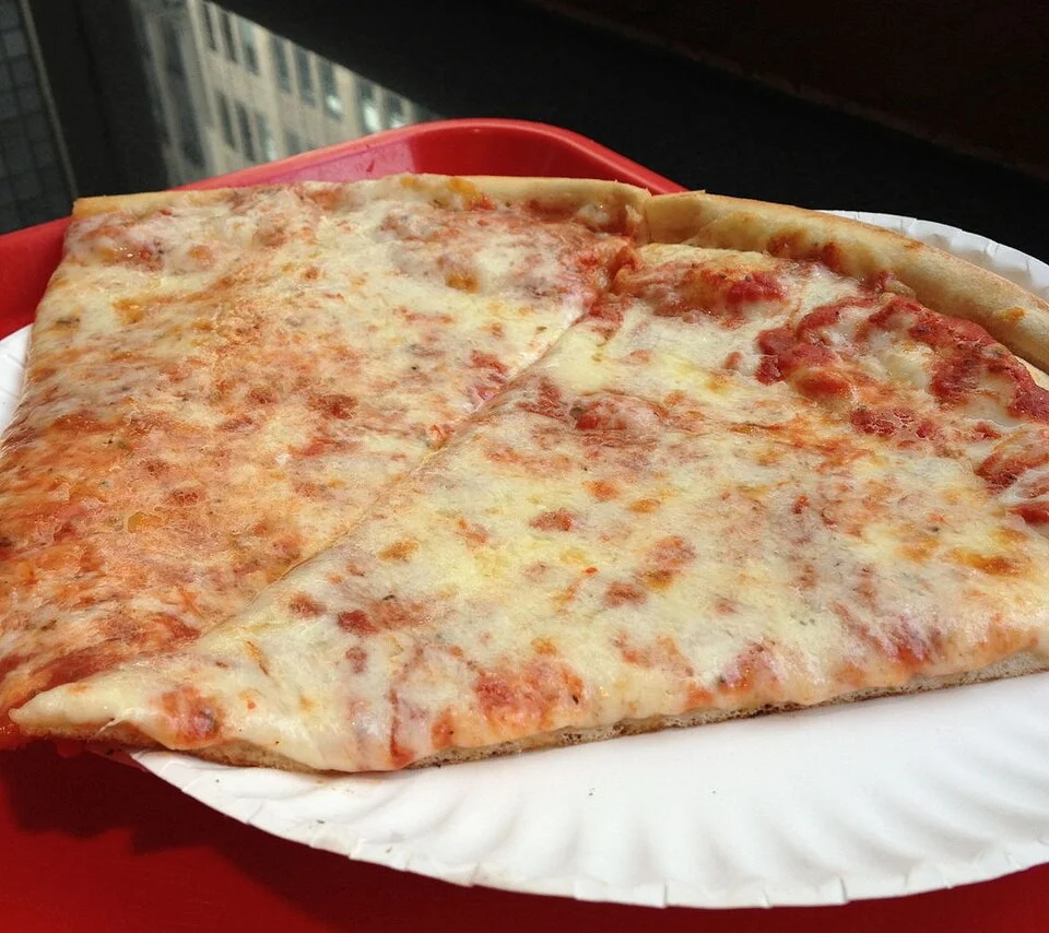 Manhattan’da kâğıt tabakta New York usulü pizza dilimleri, 2013