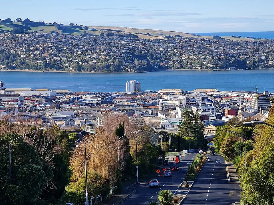 Roslyn Highgate köprüsünden Dunedin merkezine geniş görünüm, Ağustos 2022