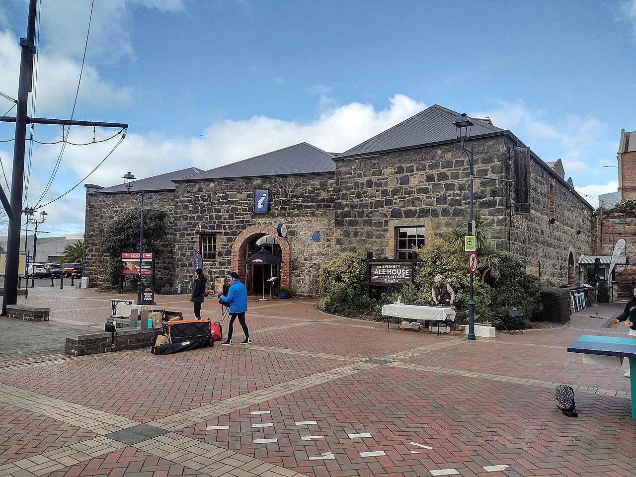 Timaru Ale House yerel mavi taş dış cephesi, Mayıs 2023; restoran menüsü kanıtı değildir
