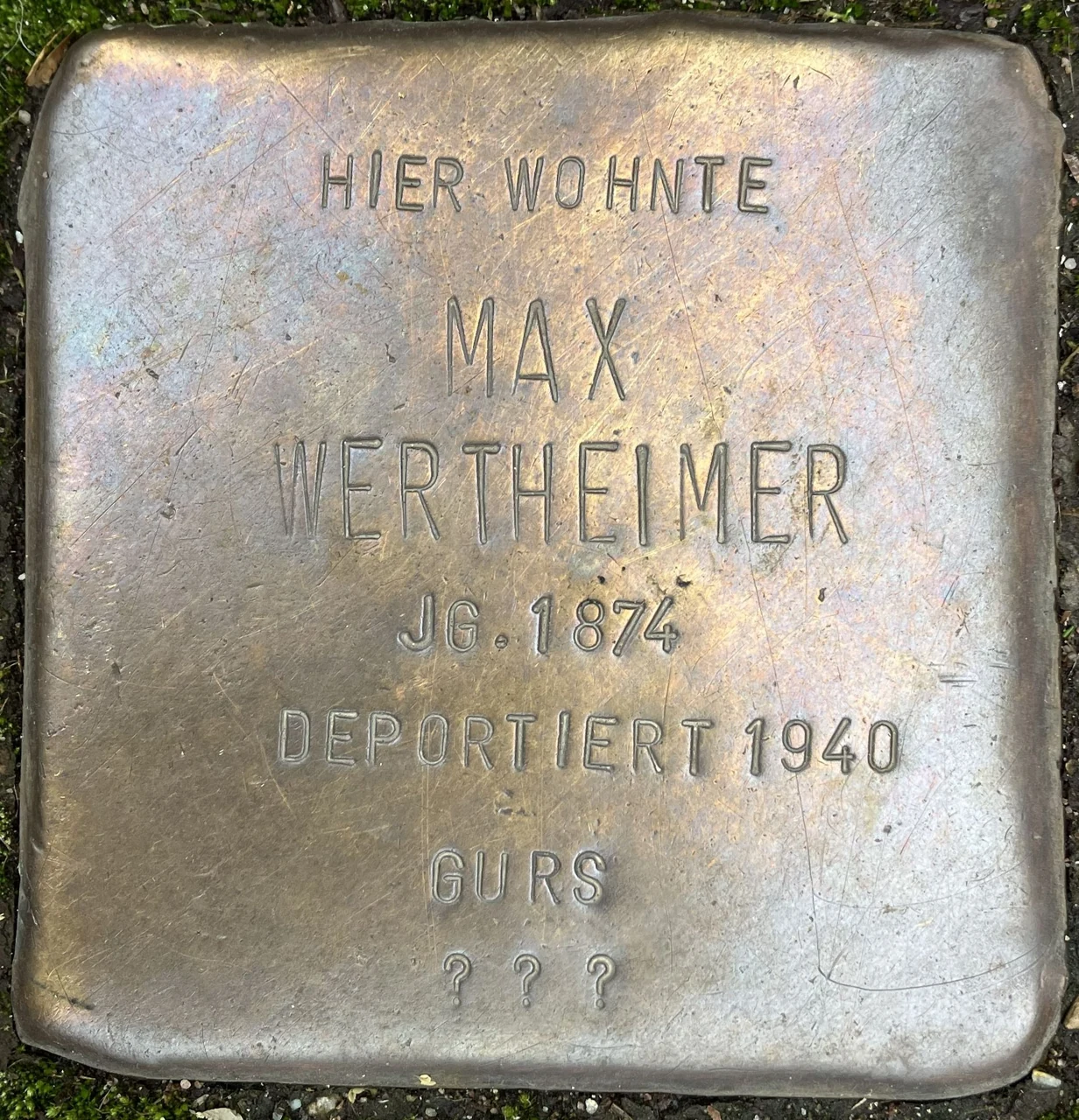 Offenburg kaldırımı üzerinde Max Wertheimer anma taşı, Nisan 2026