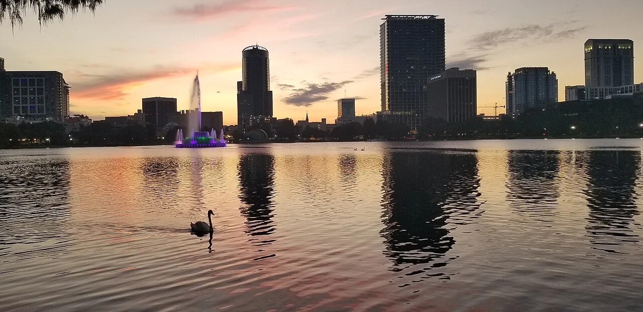Orlando Lake Eola üzerinde gün batımı ve şehir silueti, 2021
