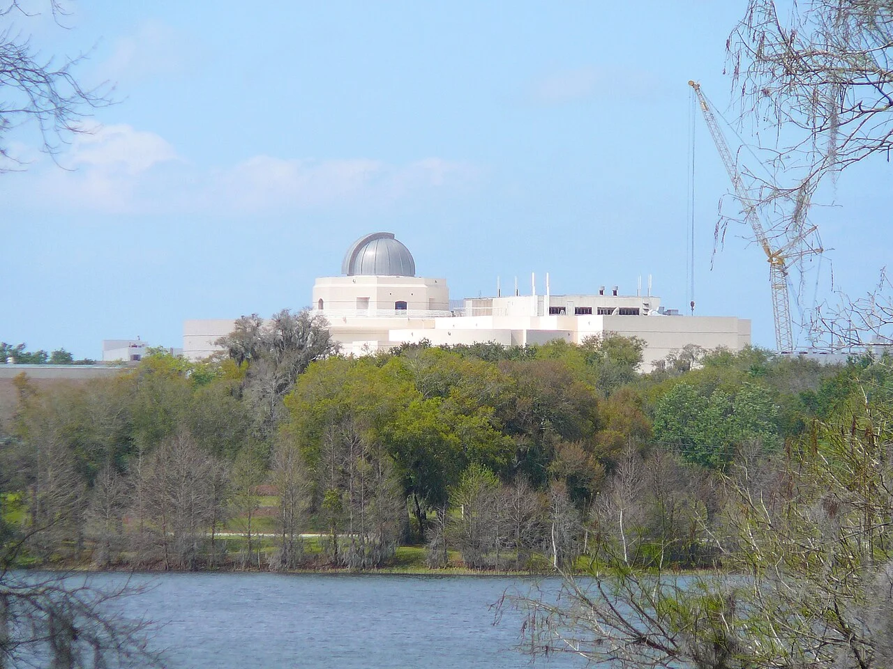 Orlando Science Center binasının su kıyısından dış görünümü, 2008 arşiv fotoğrafı