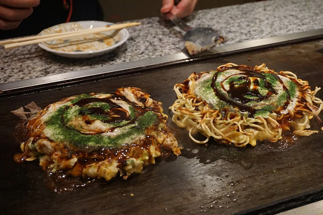 Osaka’daki sıcak sac üzerinde okonomiyaki; Lianguanlun, 21 Mayıs 2016.