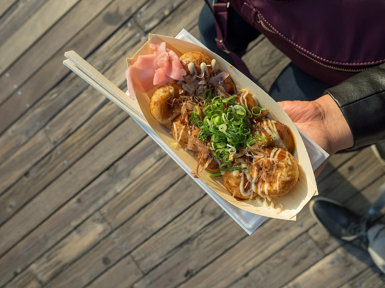 Osaka’da fotoğraflanmış takoyaki porsiyonu; Ajay Suresh, 9 Nisan 2018.