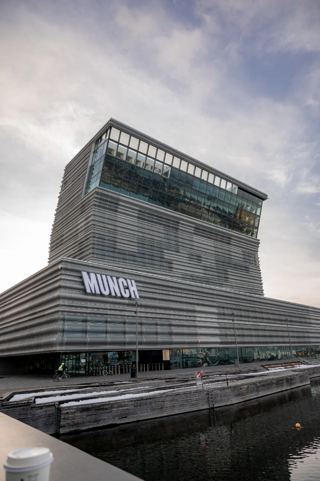 Oslo Bjørvika kıyısında MUNCH binası ve çevresindeki modern mimari