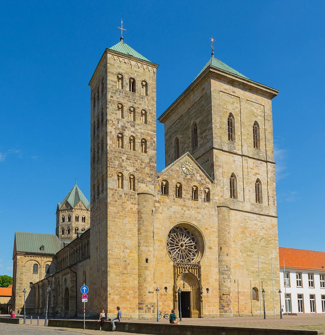 Facade and twin towers of St Peter’s Cathedral in Osnabrück, photographed in May 2020.