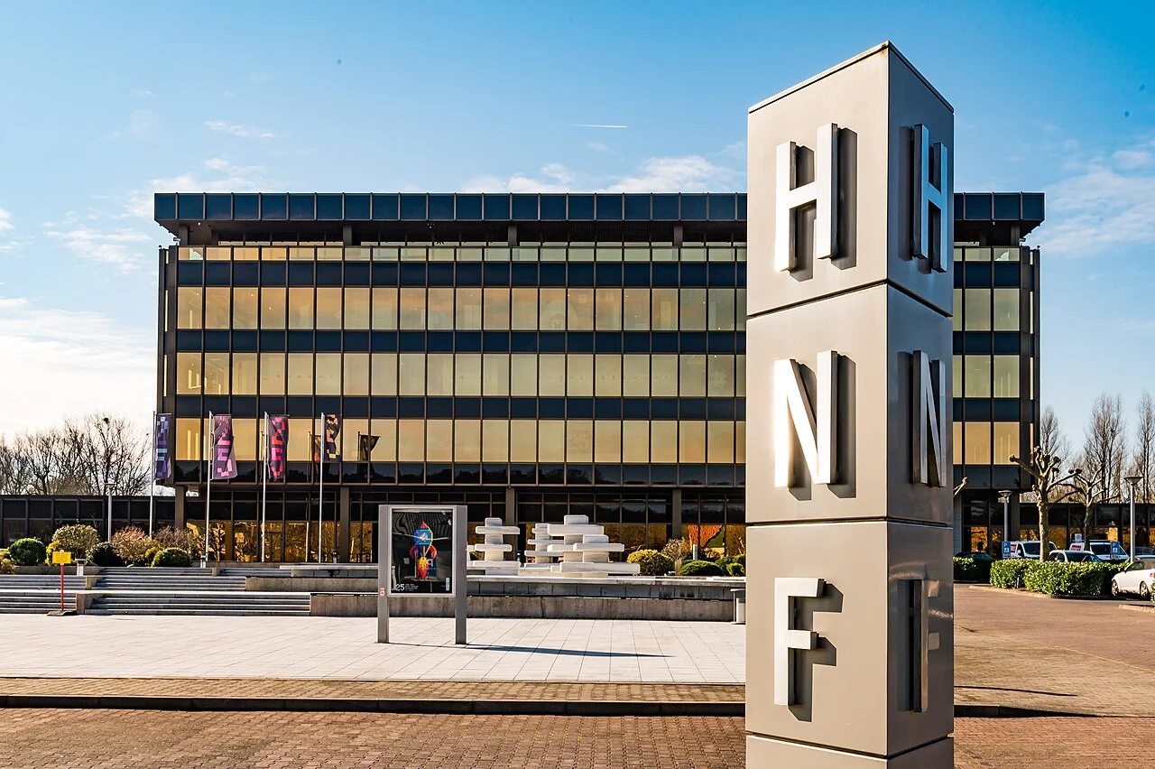 Heinz Nixdorf MuseumsForum building and HNF sign in Paderborn, photographed in March 2022.