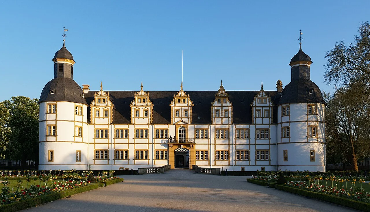 Garden-facing facade of Schloss Neuhaus in Paderborn, photographed in April 2009.