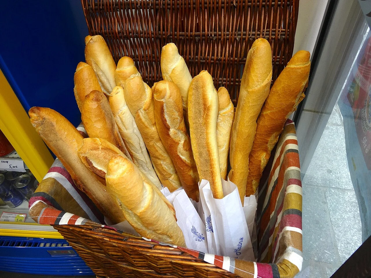 Paris ekmek tezgâhında bagetler, Haziran 2012 arşiv fotoğrafı