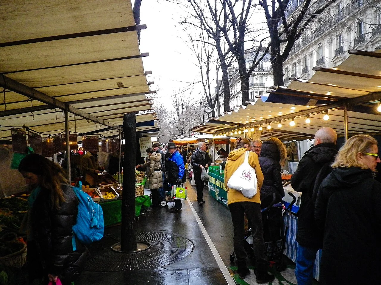 Paris Batignolles pazarında tezgâhlar ve ziyaretçiler, Şubat 2014