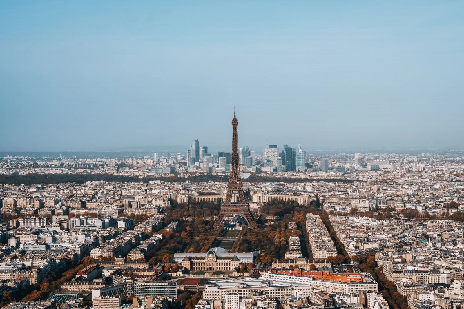 Paris’in geniş kent manzarasında Eyfel Kulesi ve çevresindeki binalar