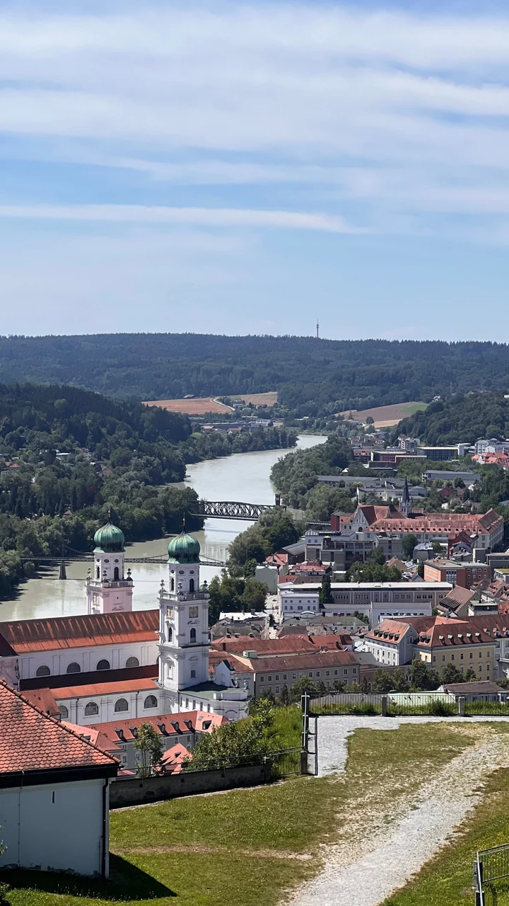 Yüksekten Passau eski kenti ve nehirlerin genel görünümü