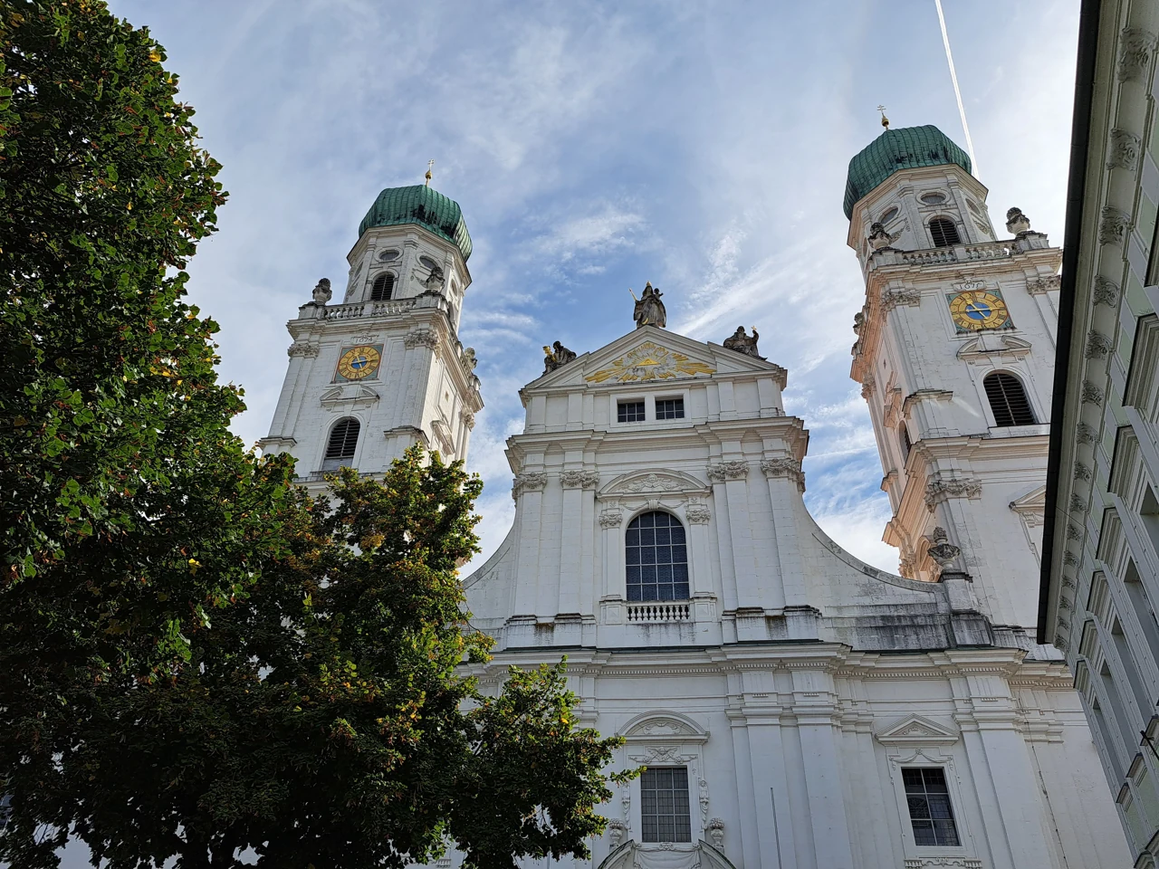 St. Stephan Katedralinin beyaz barok cephesi ve iki kulesi