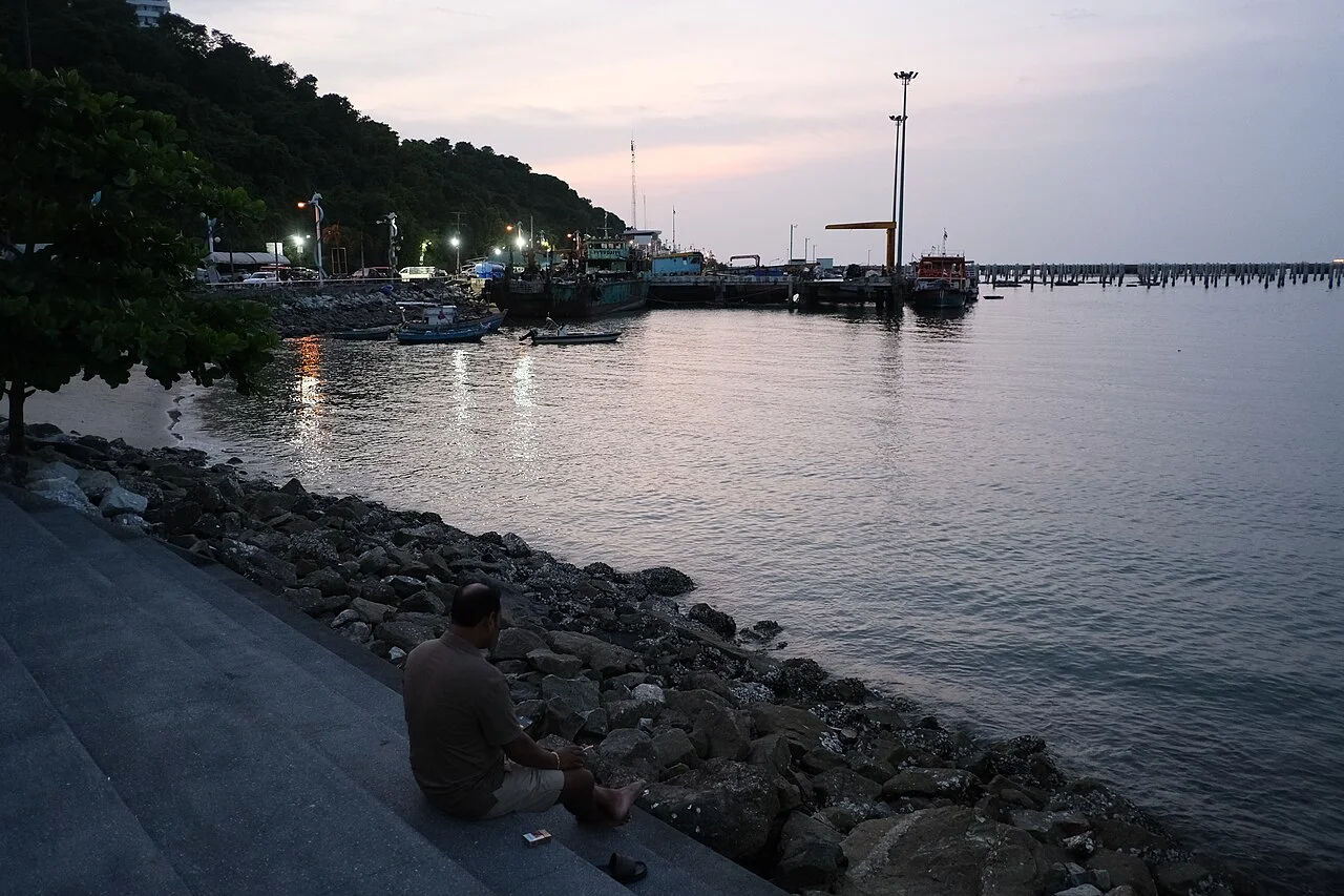 Pattaya kıyısındaki kayalık kenar ve tekneler; PattayaPatrol, 5 Haziran 2025. Genel kıyı bağlamı; Jomtien restoranı değil.