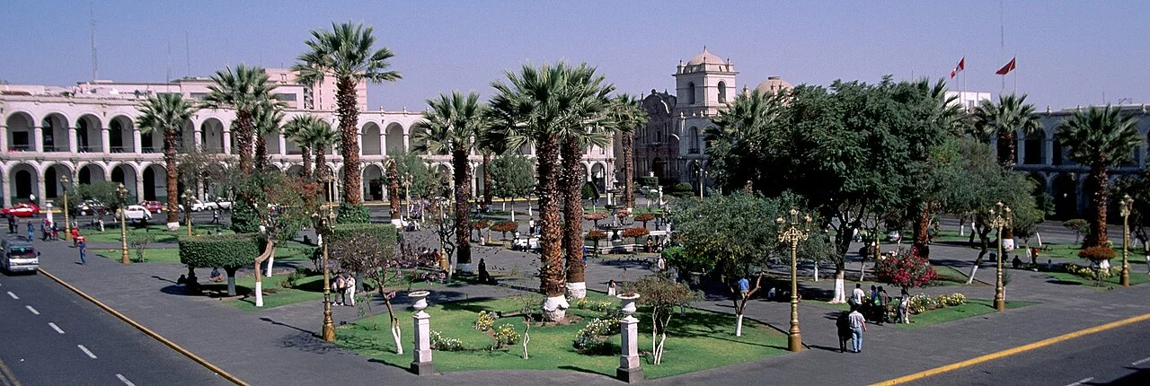 Plaza de Armas panorama in Arequipa, September 1998; source processed with GIMP, not current square layout