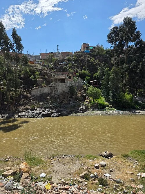 Huaraz Challhua pazarı yakınında Santa nehri bölümü, Şubat 2026