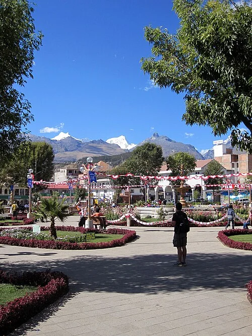 Huaraz Plaza de Armas geniş meydan görünümü, Temmuz 2011