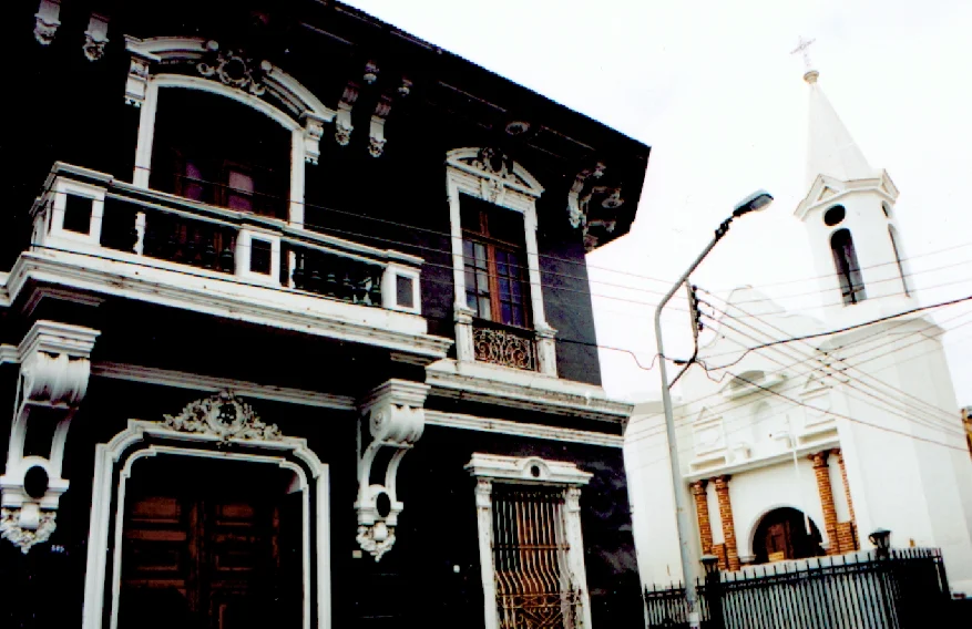 Historic house facades in Piura; capture date unknown, source originally uploaded on 15 June 2007