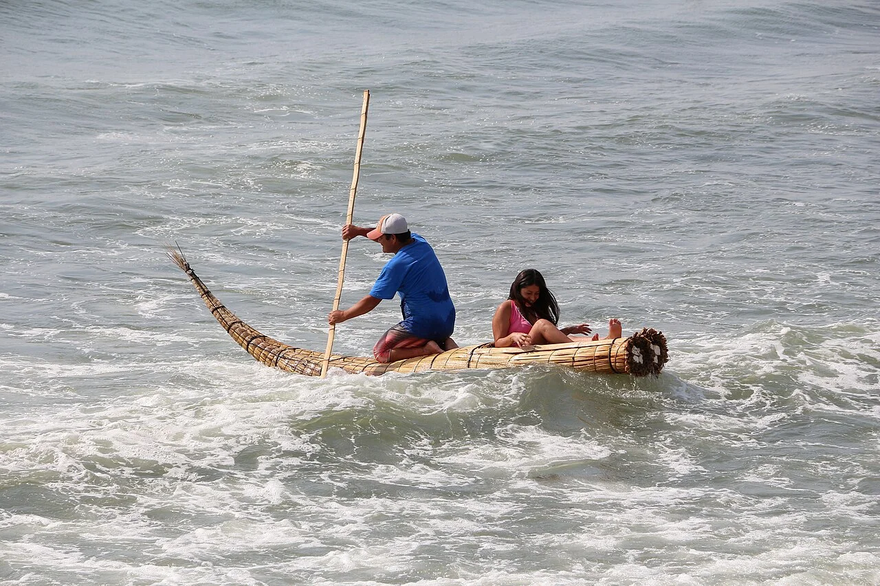 Huanchaco kıyısında totora teknesi, Kasım 2014; güncel tur veya model onayı değildir