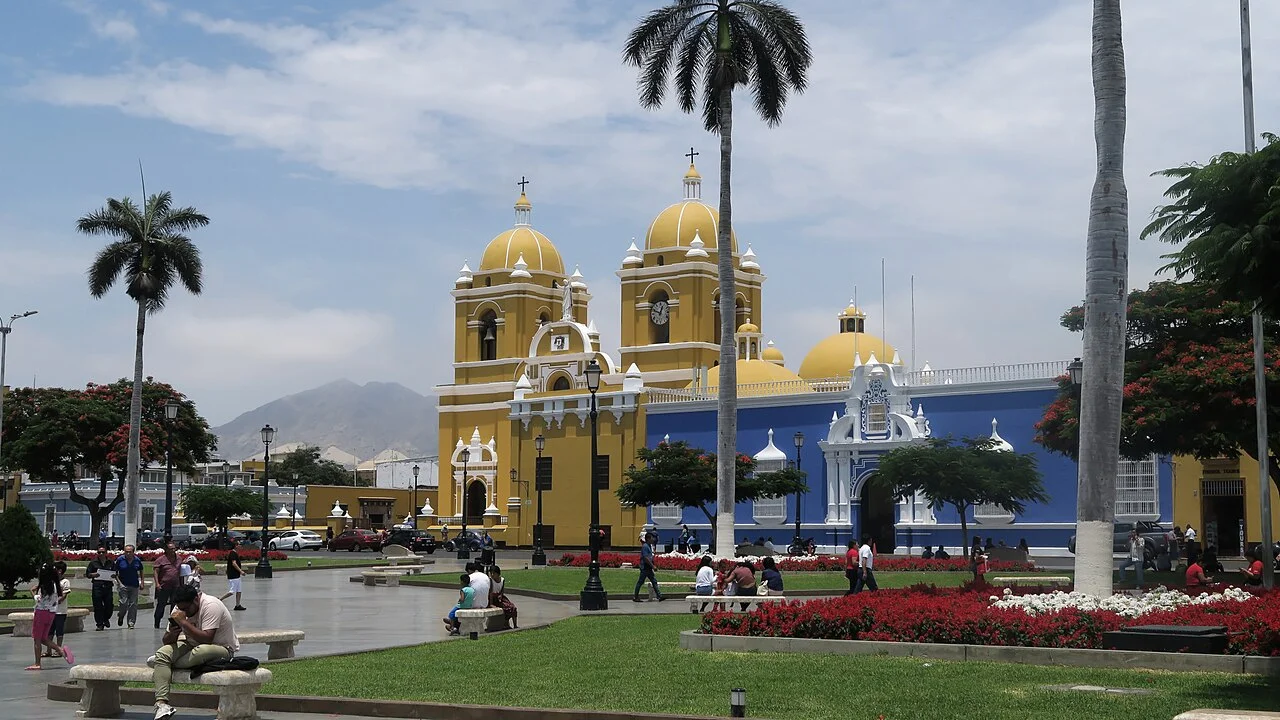 Trujillo Plaza de Armas katedral dış görünümü, Şubat 2020